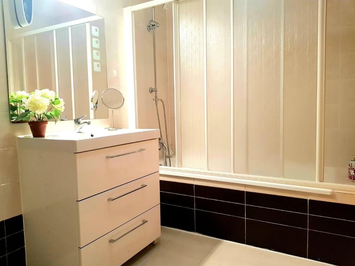 Piso Amplio De 3 Habitaciones, 2 Banos, Ascensor Y Parking Бурріана Екстер'єр фото