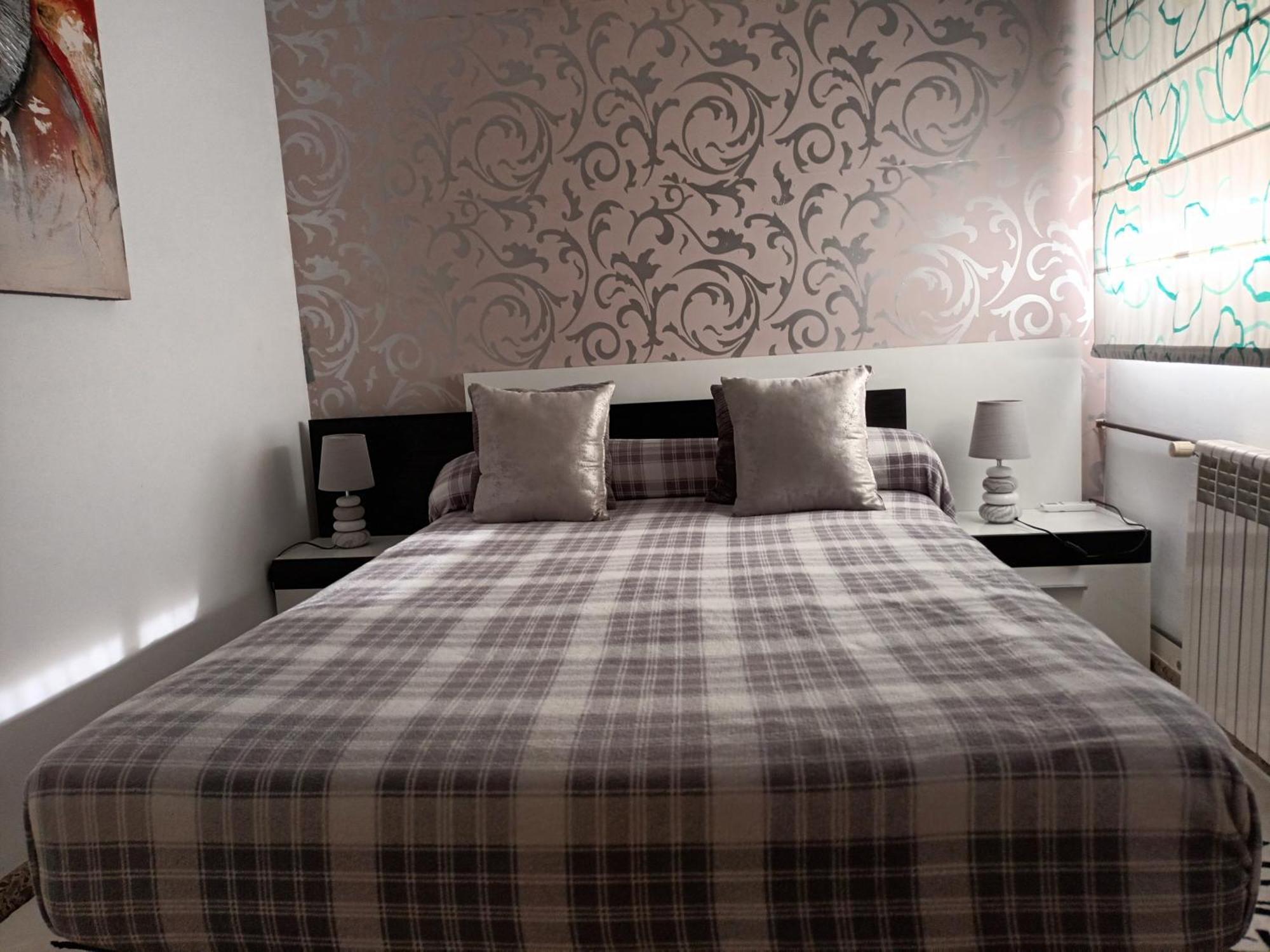 Piso Amplio De 3 Habitaciones, 2 Banos, Ascensor Y Parking Бурріана Екстер'єр фото