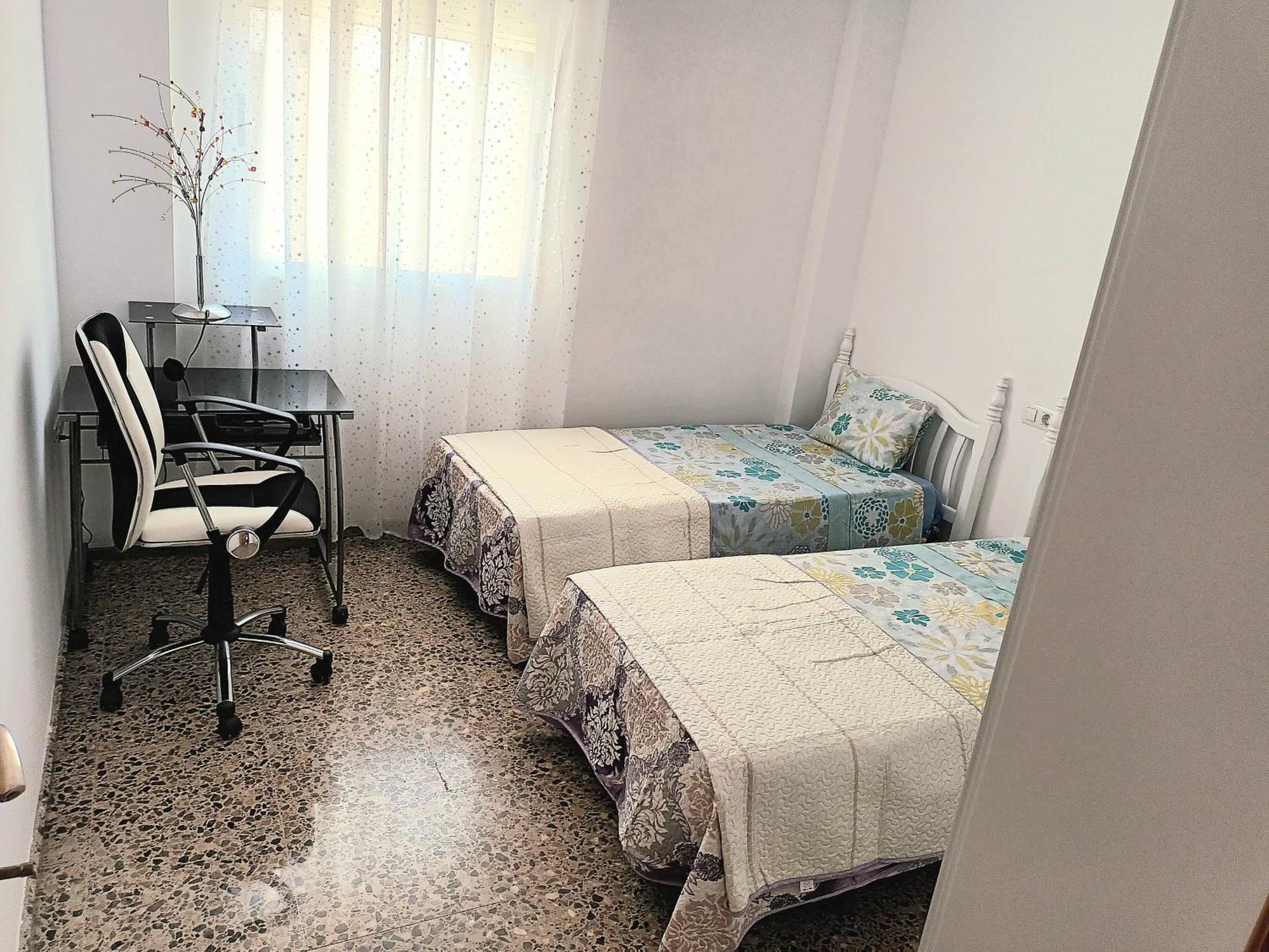 Piso Amplio De 3 Habitaciones, 2 Banos, Ascensor Y Parking Бурріана Екстер'єр фото